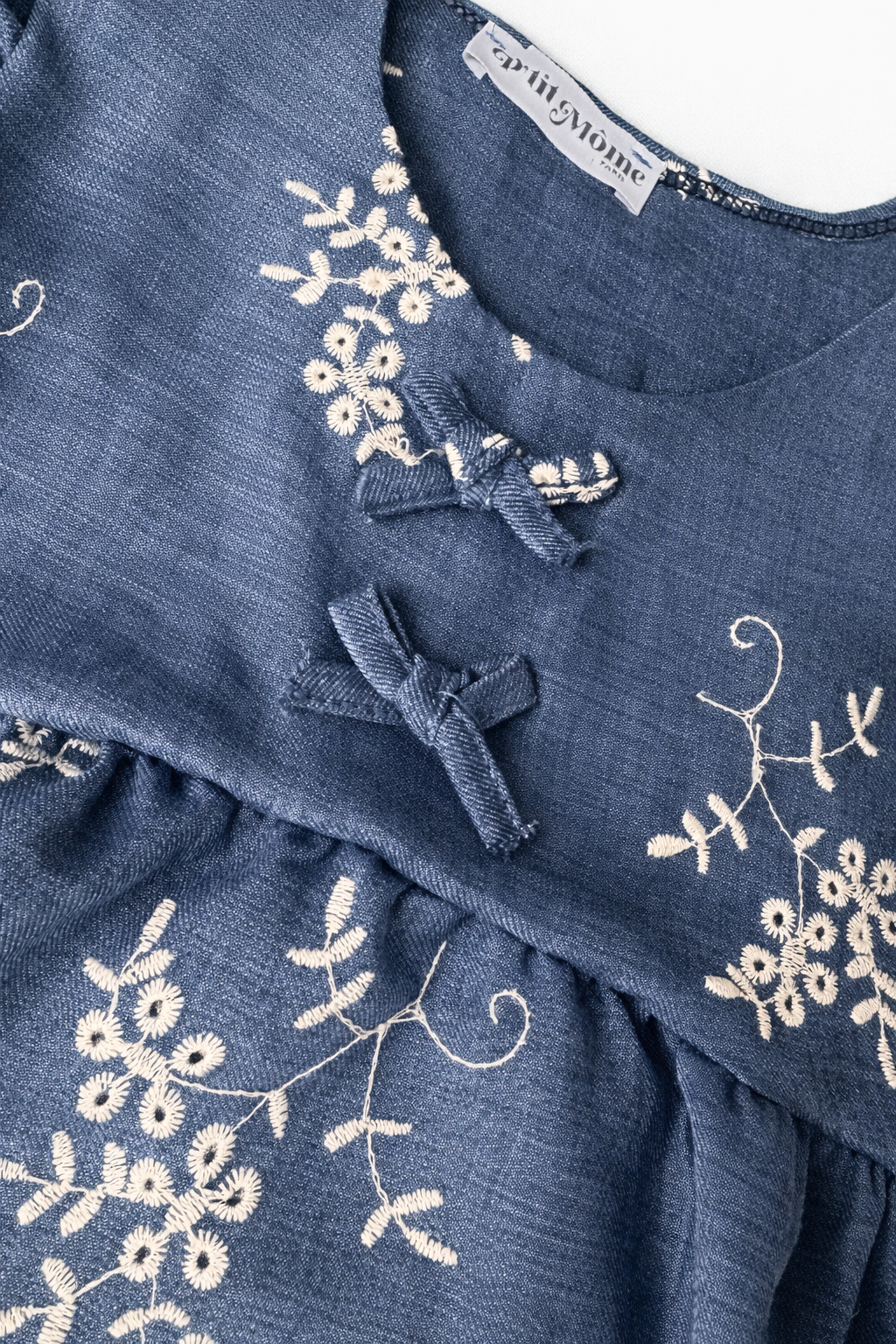 Blouse brodée bleu denim